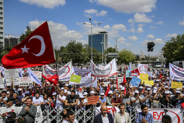 EYT’lilerden sert tepki: 99’da Meclis’i açık tutanlar şimdi kapatıyor!