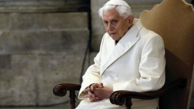Eski Papa 16. Benedict, Vatikan’da defnedildi