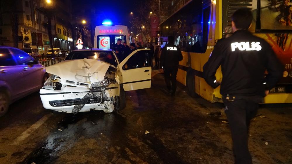 Bursa’da yeni yıla kaza yaparak girdiler… Otomobil, belediye otobüsüne çarptı! Bursa’da yeni yıla kaza yaparak girdiler… Otomobil, belediye otobüsüne çarptı!