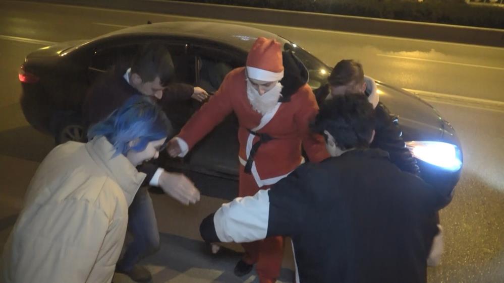 Mekandan kovulan Noel Baba, Bursalılarla eğlendi
