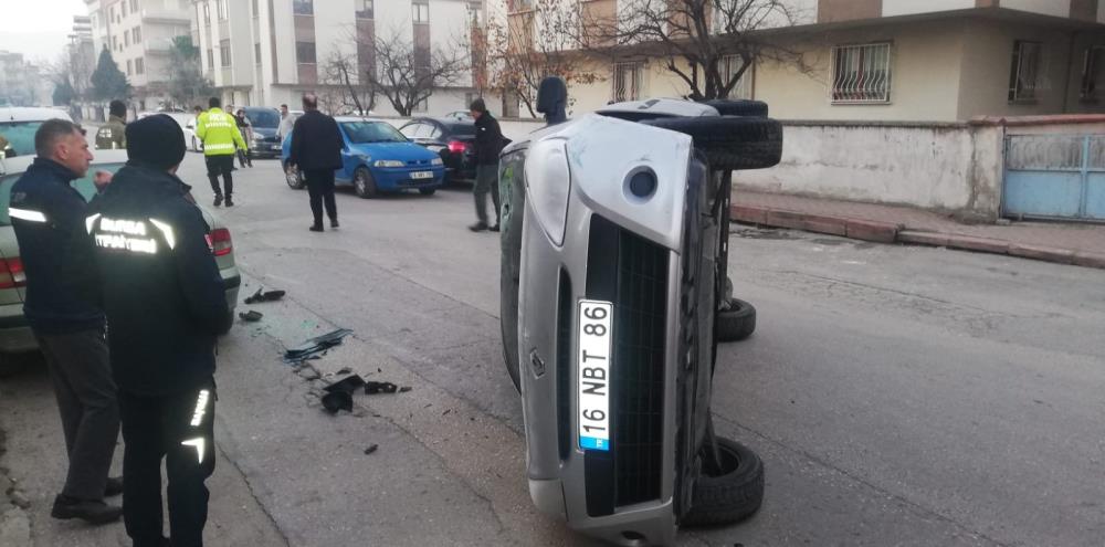 Bursa’da kaza yapan araç devrildi