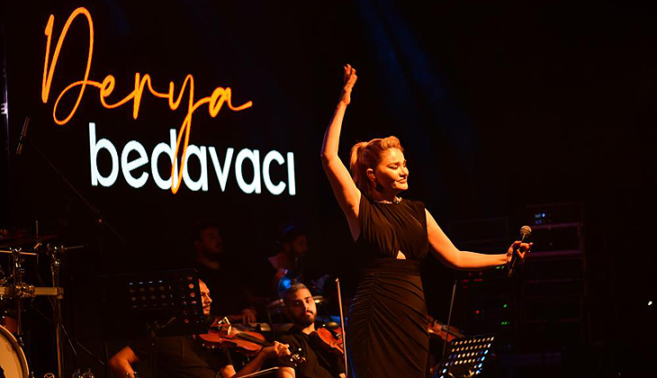 Derya Bedavacı Bursa’da sahne aldı