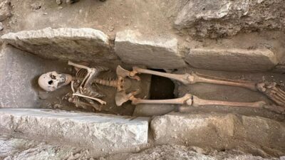 8 asırlık kadın iskeleti bulundu