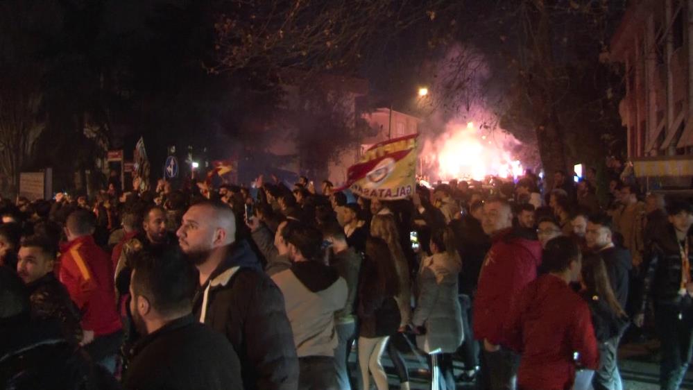 Galatasaraylı taraftarlar, takımlarını coşkuyla karşıladı