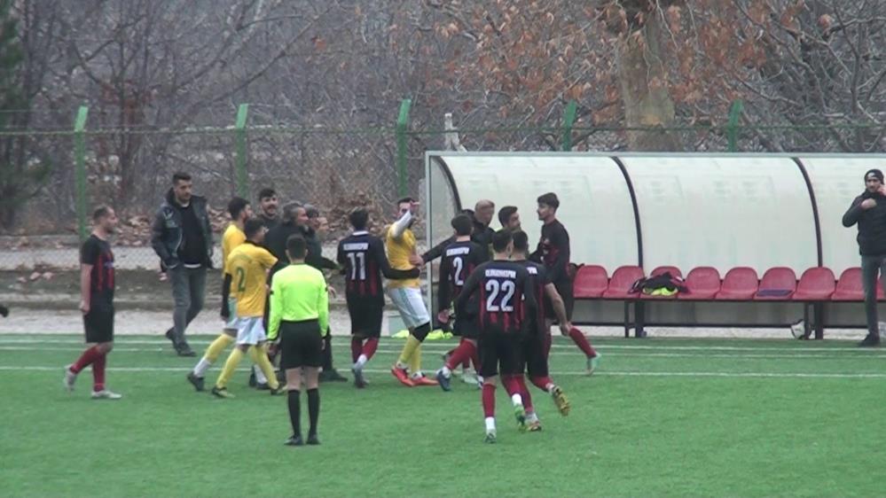 Oyundan alınan futbolcu sahaya bıçakla girdi