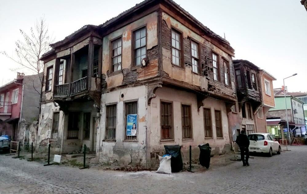Mudanya’nın kanayan yarası sahipsiz evler