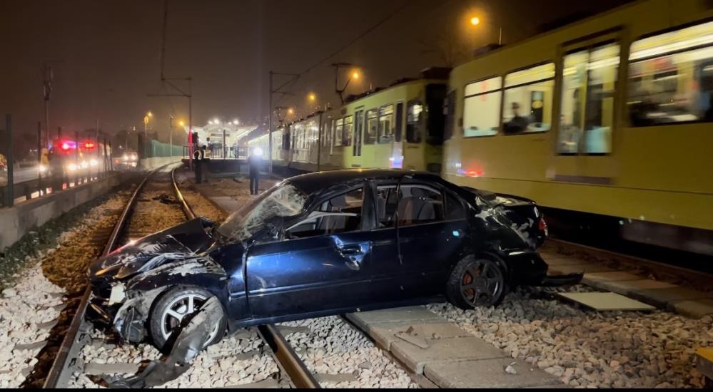 Bursa’da kontrolden çıkan otomobil metro raylarına daldı!