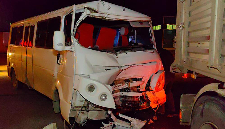 Bursa’da servis minibüsü TIR’a çarptı: 6 yaralı