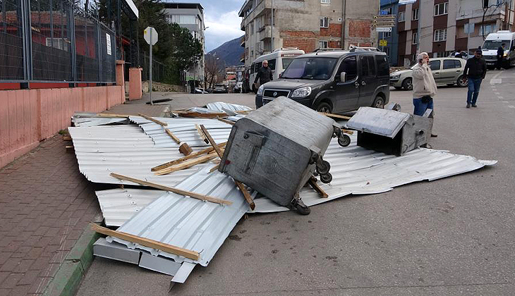 Bursa’da fırtına hayatı felç etti