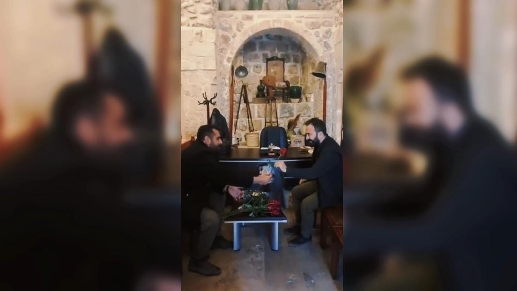 İsveç’te Kur’an-ı Kerim yakma girişimine karşı Mardinli gençler kiliselerde gül dağıttı