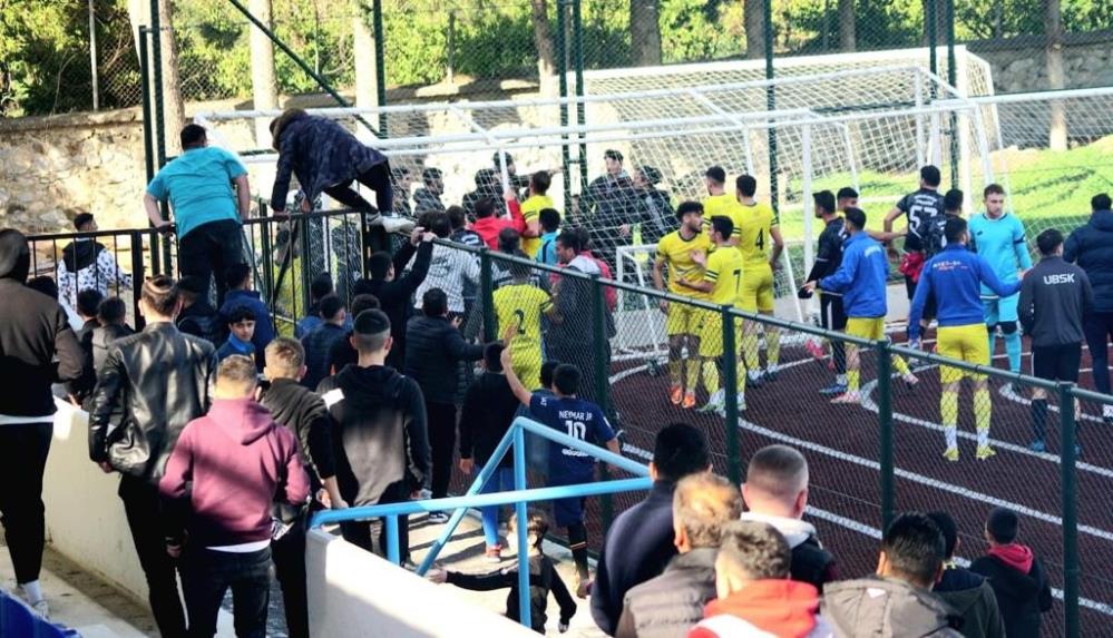 Maçtan sonra saha karıştı, taraftarlar sahaya girdi