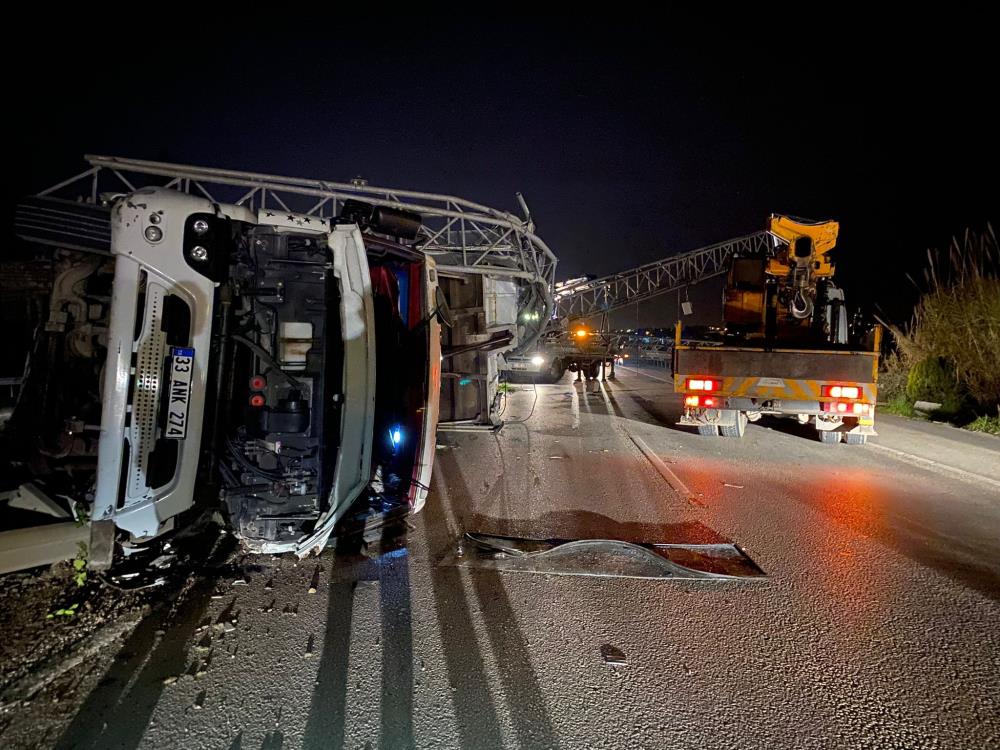 TIR’ın açılan dorsesi EDS’ye çarptı, ortalık savaş alanına döndü