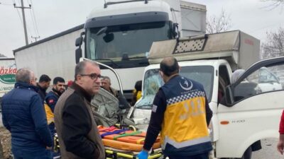 Bursa’da TIR ile kamyonet çarpıştı