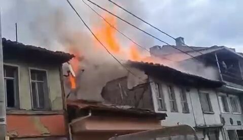 Bursa’da tarihi ev alev alev yandı