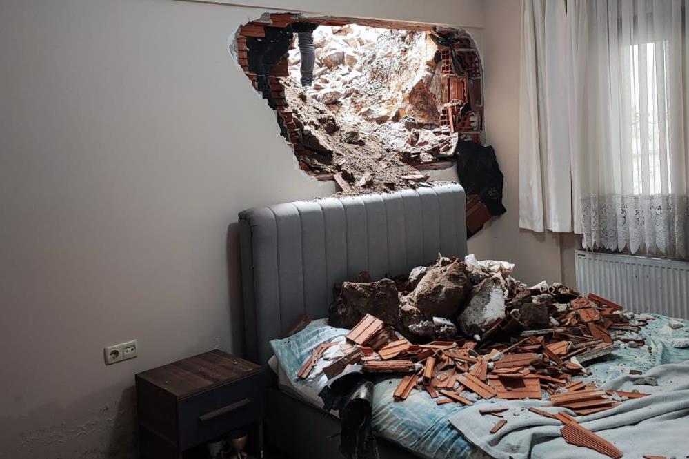 İş makinesi başka bir evin duvarını yıktı