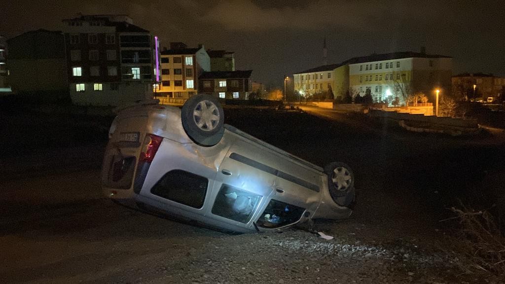 15 yaşındaki ehliyetsiz sürücünün kullandığı otomobil takla attı