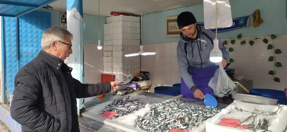 Hamsi fiyatları yarı yarıya düştü Hamsi fiyatları yarı yarıya düştü