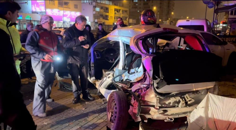 Bursa’da kontrolden çıkan otomobil park halindeki araçlara çarptı