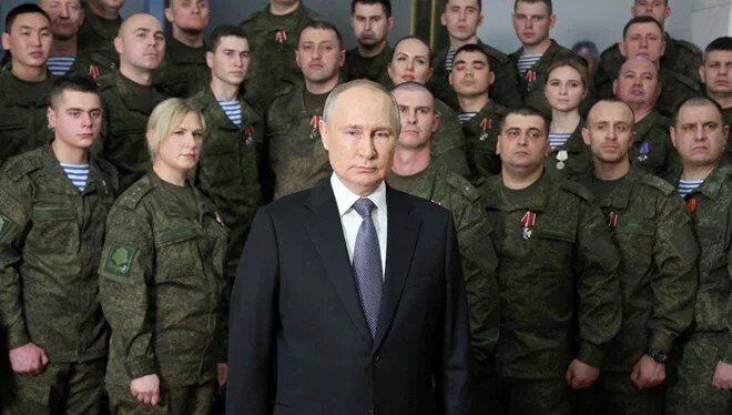 Putin’in arkasındaki gizemli sarışın: Cumhurbaşkanı Erdoğan’a dondurma vermişti