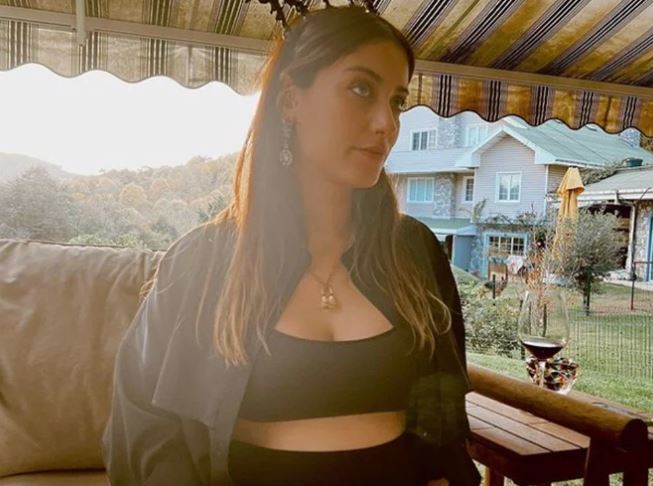 Hazal Kaya’dan karnı burnunda pozlar