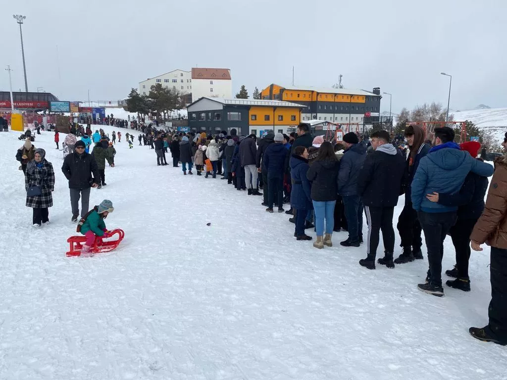 Erciyes Kayak Merkezi’nde hafta sonu yoğunluğu