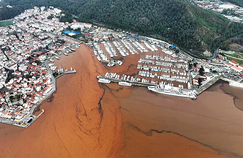 Marmaris’te denizin rengi değişti