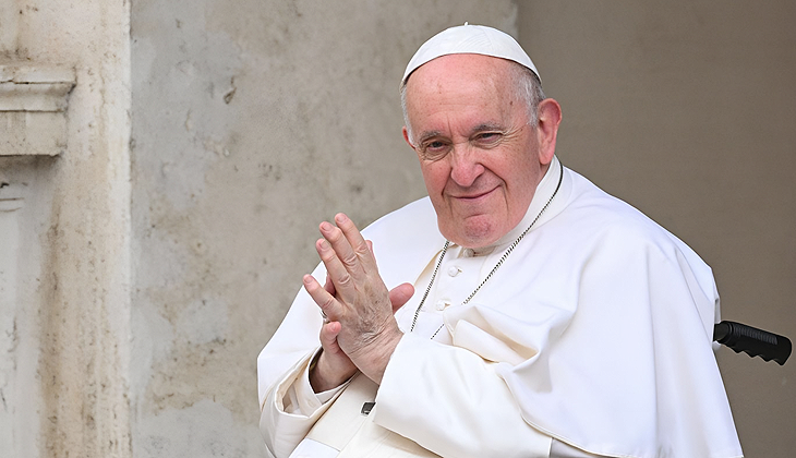 Papa Francis: Eşcinsellik günah ama suç değil