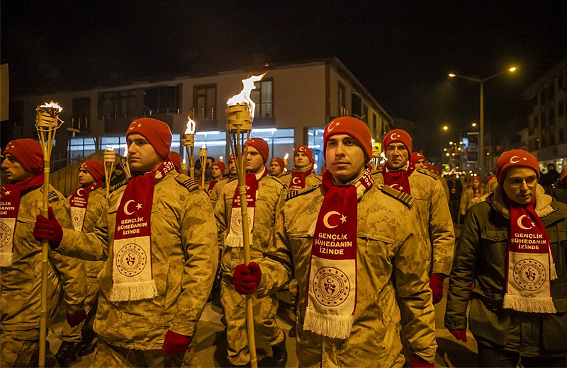 Sarıkamış şehitleri meşaleli yürüyüşle anıldı