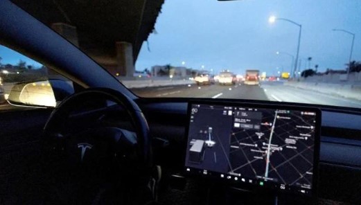 Otopilot modundaki Tesla polisten kaçtı