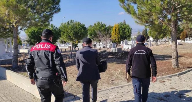 Talihsiz bebeği son yolculuğuna polis ve belediye işçileri uğurladı