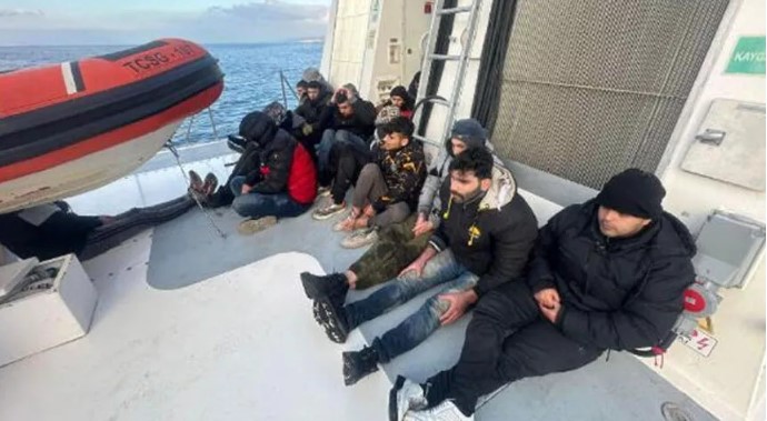 Kuşadası açıklarında geri itilen 19 kaçak göçmen kurtarıldı