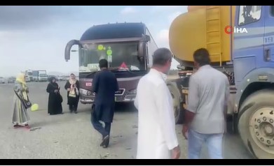 Türk umre kafilesini taşıyan otobüs tankerle çarpıştı Türk umre kafilesini taşıyan otobüs tankerle çarpıştı