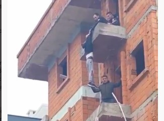 İntihar girişiminde bulunduğu binada dakikalarca asılı kaldı