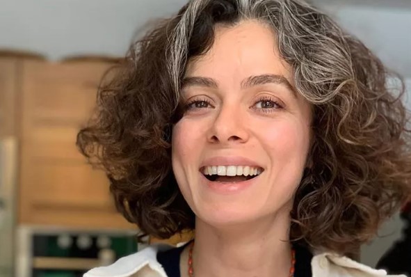 Özge Özpirinçci sütyensiz tarzıyla gecelere geri döndü!