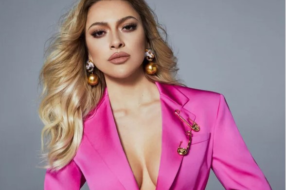 Hadise mini eteği ve göğüs dekoltesiyle yere çökünce…