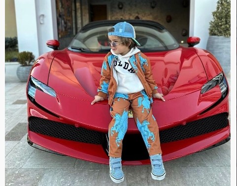 3 yaşında Ferrari kullandı