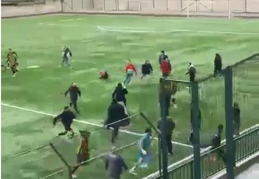 İstanbul’da futbolculara saldırı: Gol olunca saha karıştı