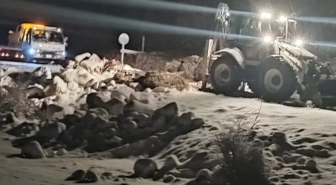 Karda araçlarında mahsur kalan 5 kişi kurtarıldı