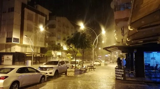 Antalya’da dolu yağışı: Araçlar akaryakıt istasyonlarına sağındı
