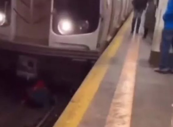 İntihar etmek için raylara atladı!