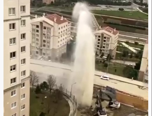 Patlayan su borusundan fışkıran tazyikli su apartman boyutuna ulaştı Patlayan su borusundan fışkıran tazyikli su apartman boyutuna ulaştı