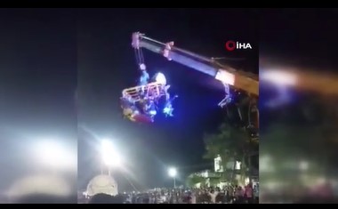 Hindistan’da festival alanındaki vinç devrildi: 4 ölü, 9 yaralı Hindistan’da festival alanındaki vinç devrildi: 4 ölü, 9 yaralı