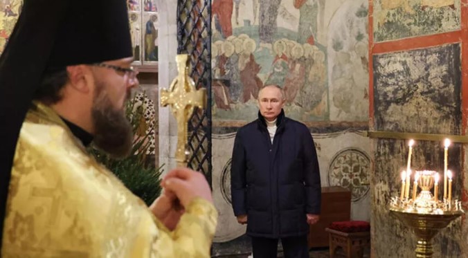 Putin, Kremlin’deki katedralde tek başına Noel ayinine katıldı