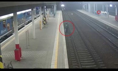 İzmarit toplamak için raylara indi, ölümden döndü