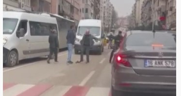 Bursa’da servis ve otobüs şoförünün yol verme kavgası