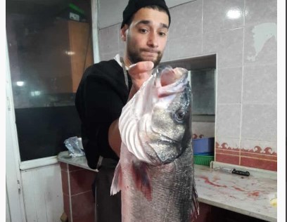 8 kilogram ağırlığında levrek yakaladı, 2 bin liraya alıcı bekliyor