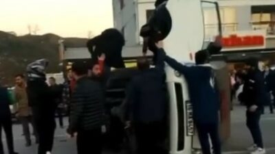 Bursa’da kamyonet yan yattı, vatandaşlar sürücüyü kurtarmak için seferber oldu