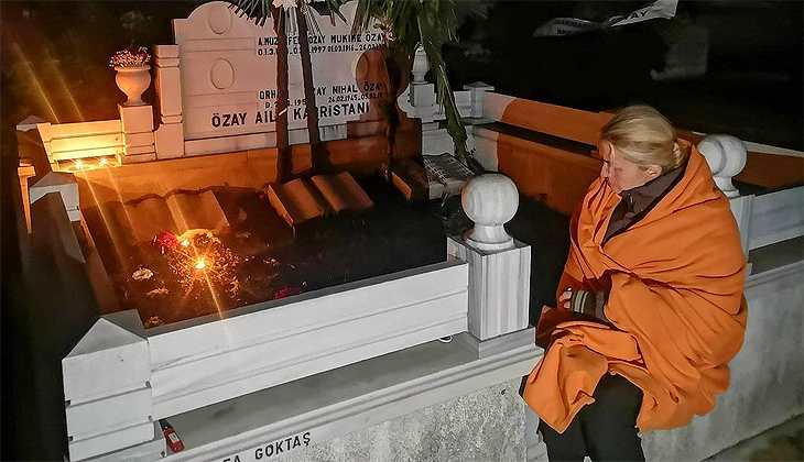 Tuğba Özay babasının mezarı başında sabahladı