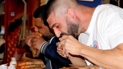 Acılı Adana tostu yeme yarışmasını Avustralyalı Webby kazandı