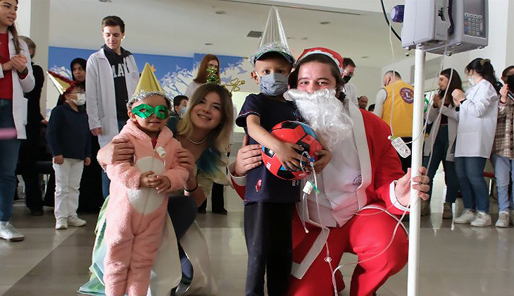 Lösemili çocuklar, yılbaşı partisinde Ata Lions’la moral buldu